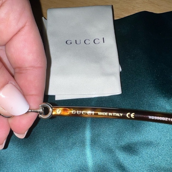 New Gucci sunglasses with case, silk bag and cleaning cloth. - Picture 3 of 7